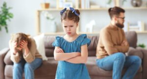 Kind wütend wegen Streit ums Sorgerecht